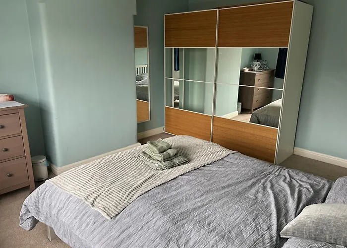 Quiet Double Bedroom With Garden View, Breakfast