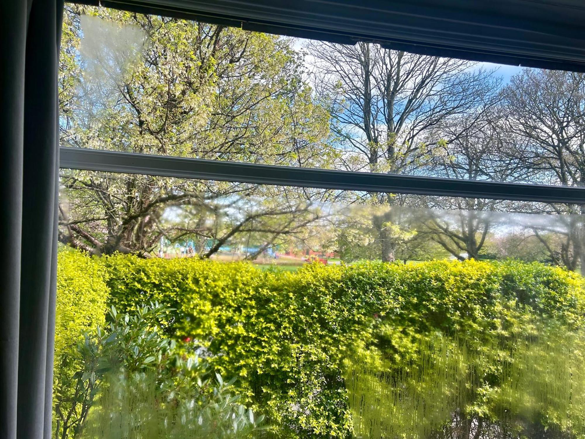 Homestay Quiet Double Bedroom With Garden View, Breakfast Hazel Grove