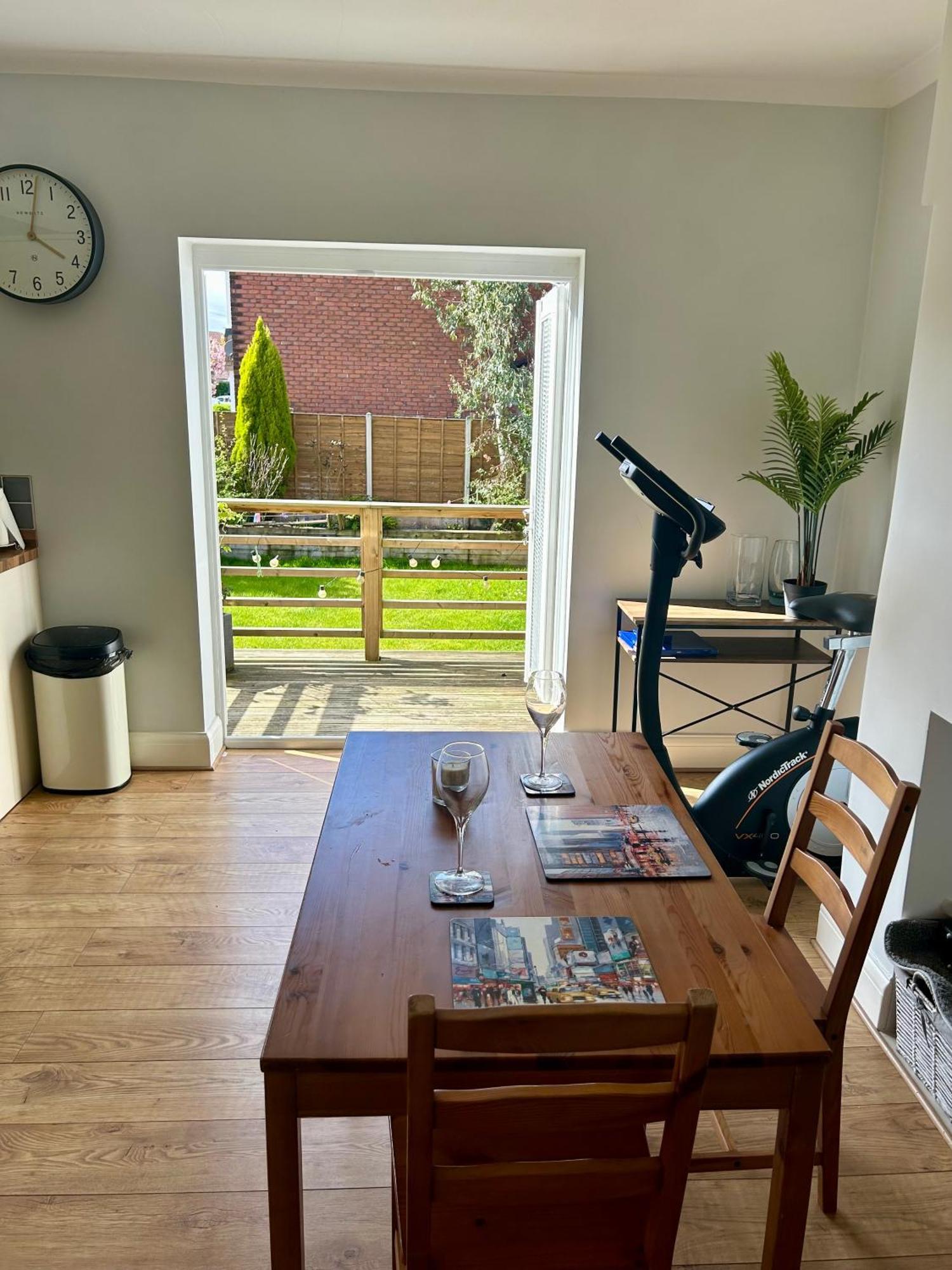 Quiet Double Bedroom With Garden View, Breakfast Homestay