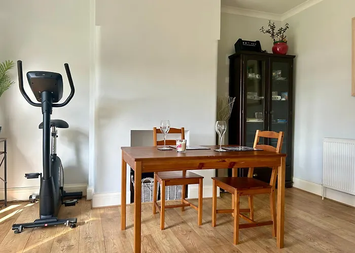 Quiet Double Bedroom With Garden View, Breakfast